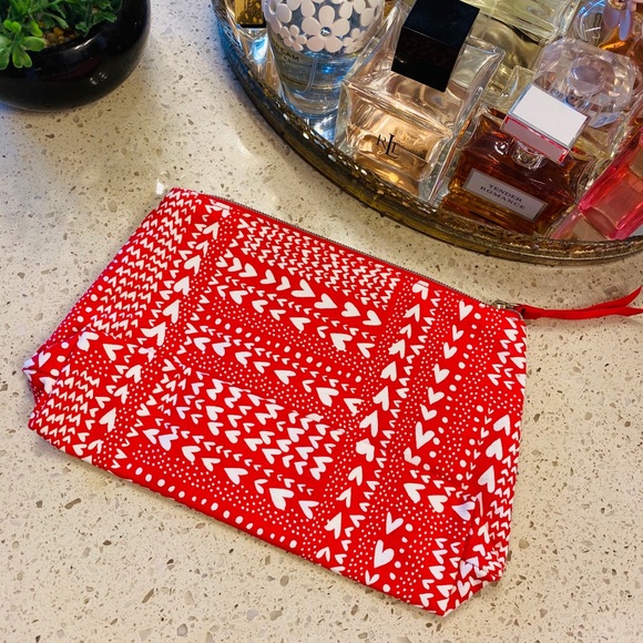 NWOT Victoria’s Secret Red Heart Cosmetic Bag - Picture 2 of 4